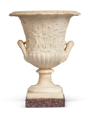 AN ITALIAN WHITE MARBLE AND PORPHYRY CAMPANA VASE - фото 1