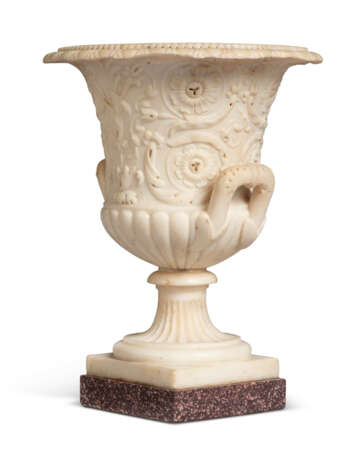 AN ITALIAN WHITE MARBLE AND PORPHYRY CAMPANA VASE - Foto 2