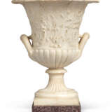 AN ITALIAN WHITE MARBLE AND PORPHYRY CAMPANA VASE - фото 3