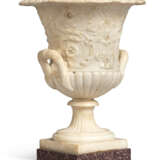 AN ITALIAN WHITE MARBLE AND PORPHYRY CAMPANA VASE - Foto 4