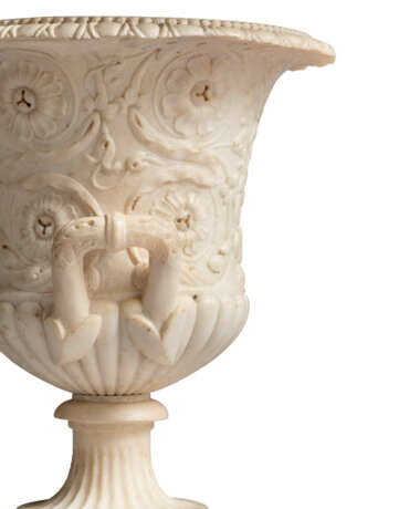 AN ITALIAN WHITE MARBLE AND PORPHYRY CAMPANA VASE - Foto 5