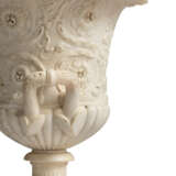 AN ITALIAN WHITE MARBLE AND PORPHYRY CAMPANA VASE - Foto 5