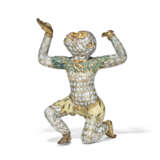 A RARE SMALL CLOISONNE ENAMEL FIGURE OF A KNEELING MONKEY - Foto 1