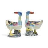 A PAIR OF FAMILLE ROSE MODELS OF DUCKS - Foto 1