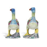 A PAIR OF FAMILLE ROSE MODELS OF DUCKS - Foto 2