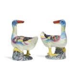 A PAIR OF FAMILLE ROSE MODELS OF DUCKS - photo 4