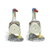 A PAIR OF FAMILLE ROSE MODELS OF DUCKS - Foto 5