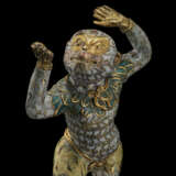 A RARE SMALL CLOISONNE ENAMEL FIGURE OF A KNEELING MONKEY - фото 6