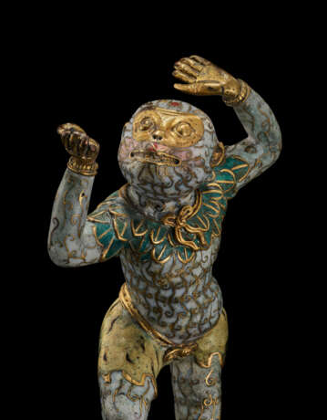 A RARE SMALL CLOISONNE ENAMEL FIGURE OF A KNEELING MONKEY - Foto 6