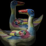 A PAIR OF FAMILLE ROSE MODELS OF DUCKS - photo 8