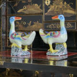 A PAIR OF FAMILLE ROSE MODELS OF DUCKS - photo 9