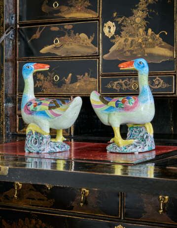 A PAIR OF FAMILLE ROSE MODELS OF DUCKS - photo 9