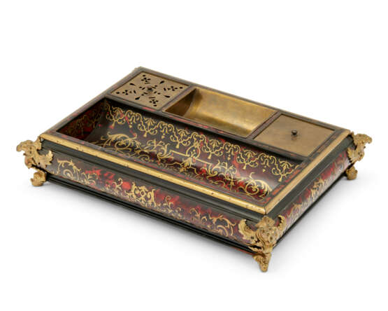 A LOUIS XIV ORMOLU-MOUNTED BRASS-INLAID TORTOISESHELL AND BOULLE MARQUETRY INKSTAND - Foto 1