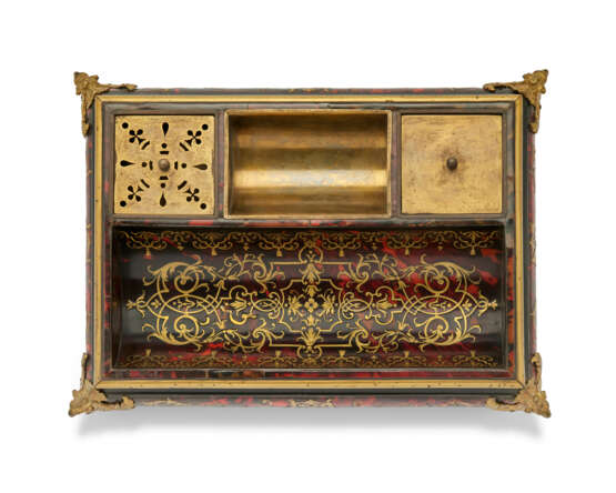 A LOUIS XIV ORMOLU-MOUNTED BRASS-INLAID TORTOISESHELL AND BOULLE MARQUETRY INKSTAND - фото 2