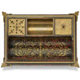 A LOUIS XIV ORMOLU-MOUNTED BRASS-INLAID TORTOISESHELL AND BOULLE MARQUETRY INKSTAND - Foto 2