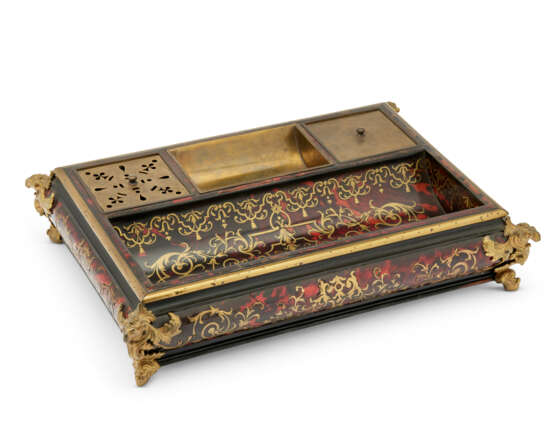 A LOUIS XIV ORMOLU-MOUNTED BRASS-INLAID TORTOISESHELL AND BOULLE MARQUETRY INKSTAND - photo 3