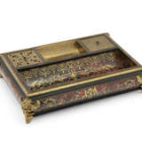 A LOUIS XIV ORMOLU-MOUNTED BRASS-INLAID TORTOISESHELL AND BOULLE MARQUETRY INKSTAND - photo 3