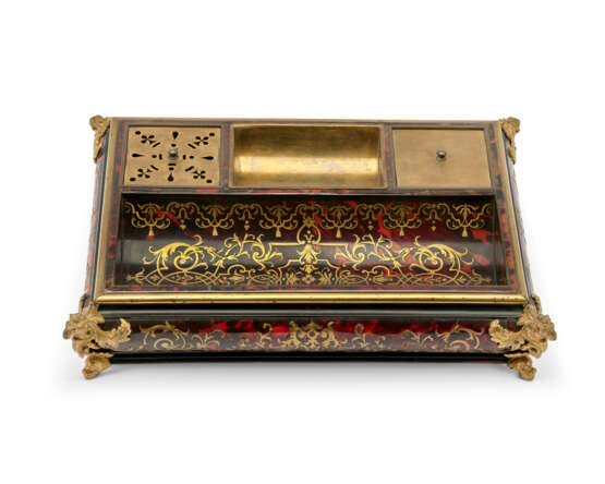 A LOUIS XIV ORMOLU-MOUNTED BRASS-INLAID TORTOISESHELL AND BOULLE MARQUETRY INKSTAND - фото 4