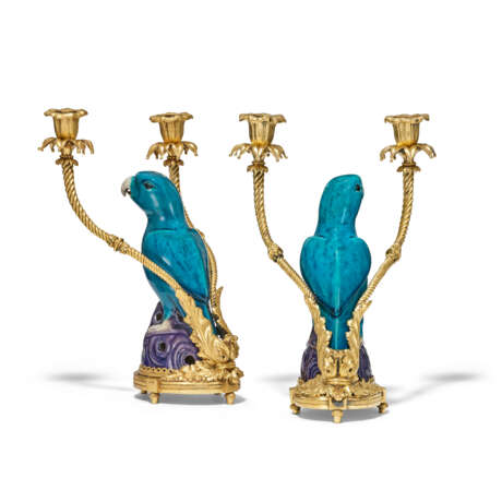 A PAIR OF LOUIS XVI ORMOLU-MOUNTED CHINESE EXPORT TURQUOISE AND AUBERGINE MODELS OF PARROTS - фото 2