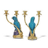 A PAIR OF LOUIS XVI ORMOLU-MOUNTED CHINESE EXPORT TURQUOISE AND AUBERGINE MODELS OF PARROTS - фото 2