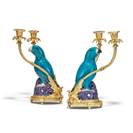 A PAIR OF LOUIS XVI ORMOLU-MOUNTED CHINESE EXPORT TURQUOISE AND AUBERGINE MODELS OF PARROTS - фото 3