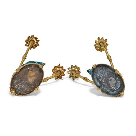 A PAIR OF LOUIS XVI ORMOLU-MOUNTED CHINESE EXPORT TURQUOISE AND AUBERGINE MODELS OF PARROTS - Foto 4