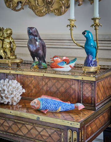 A PAIR OF LOUIS XVI ORMOLU-MOUNTED CHINESE EXPORT TURQUOISE AND AUBERGINE MODELS OF PARROTS - photo 5