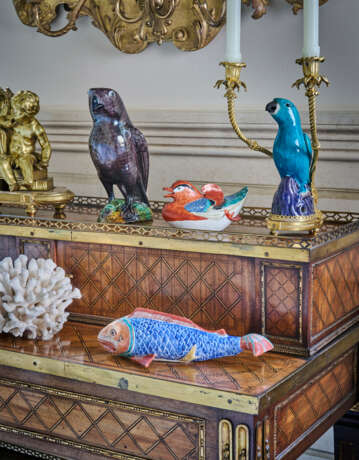 A PAIR OF LOUIS XVI ORMOLU-MOUNTED CHINESE EXPORT TURQUOISE AND AUBERGINE MODELS OF PARROTS - Foto 5