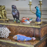A PAIR OF LOUIS XVI ORMOLU-MOUNTED CHINESE EXPORT TURQUOISE AND AUBERGINE MODELS OF PARROTS - photo 5