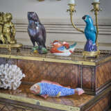 A PAIR OF LOUIS XVI ORMOLU-MOUNTED CHINESE EXPORT TURQUOISE AND AUBERGINE MODELS OF PARROTS - Foto 5