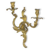 A PAIR OF LOUIS XV ORMOLU TWIN-BRANCH WALL-LIGHTS - Foto 5