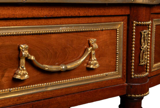 A LOUIS XVI ORMOLU-MOUNTED MAHOGANY CONSOLE DESSERTE - Foto 5