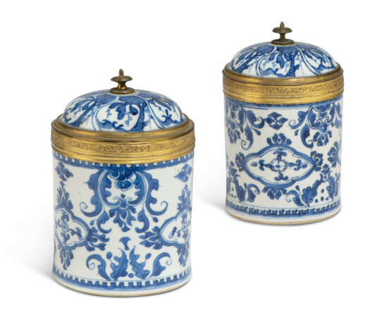 A PAIR OF REGENCE-STYLE ORMOLU-MOUNTED CHINESE BLUE AND WHITE PORCELAIN COVERED JARS - photo 1