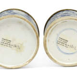 A PAIR OF REGENCE-STYLE ORMOLU-MOUNTED CHINESE BLUE AND WHITE PORCELAIN COVERED JARS - Foto 2