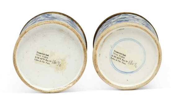 A PAIR OF REGENCE-STYLE ORMOLU-MOUNTED CHINESE BLUE AND WHITE PORCELAIN COVERED JARS - photo 2