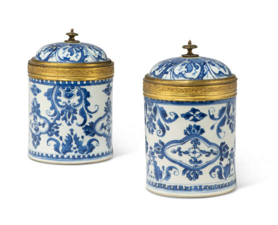 A PAIR OF REGENCE-STYLE ORMOLU-MOUNTED CHINESE BLUE AND WHITE PORCELAIN COVERED JARS - Foto 3