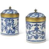 A PAIR OF REGENCE-STYLE ORMOLU-MOUNTED CHINESE BLUE AND WHITE PORCELAIN COVERED JARS - Foto 3