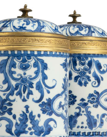 A PAIR OF REGENCE-STYLE ORMOLU-MOUNTED CHINESE BLUE AND WHITE PORCELAIN COVERED JARS - Foto 4