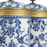 A PAIR OF REGENCE-STYLE ORMOLU-MOUNTED CHINESE BLUE AND WHITE PORCELAIN COVERED JARS - Foto 4