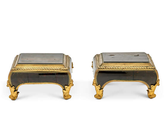 A PAIR OF LOUIS XIV ORMOLU AND BRASS-MOUNTED TORTOISESHELL AND EBONY STANDS - Foto 1