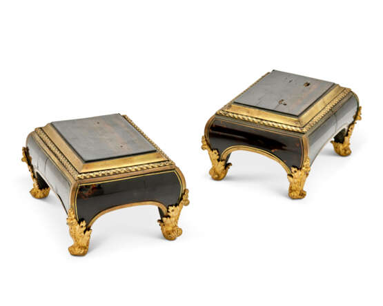 A PAIR OF LOUIS XIV ORMOLU AND BRASS-MOUNTED TORTOISESHELL AND EBONY STANDS - photo 2