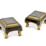 A PAIR OF LOUIS XIV ORMOLU AND BRASS-MOUNTED TORTOISESHELL AND EBONY STANDS - фото 2