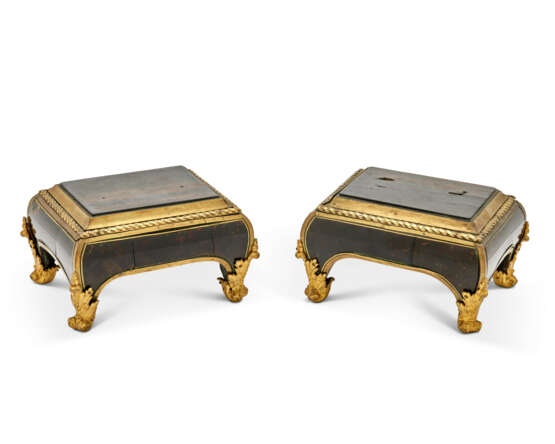 A PAIR OF LOUIS XIV ORMOLU AND BRASS-MOUNTED TORTOISESHELL AND EBONY STANDS - фото 3