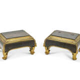 A PAIR OF LOUIS XIV ORMOLU AND BRASS-MOUNTED TORTOISESHELL AND EBONY STANDS - Foto 3