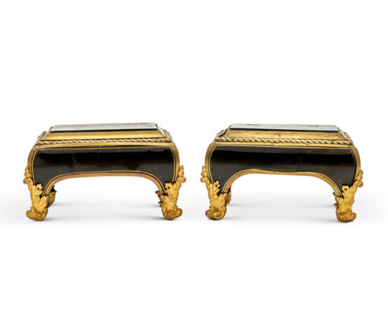 A PAIR OF LOUIS XIV ORMOLU AND BRASS-MOUNTED TORTOISESHELL AND EBONY STANDS - Foto 4