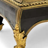 A PAIR OF LOUIS XIV ORMOLU AND BRASS-MOUNTED TORTOISESHELL AND EBONY STANDS - Foto 5