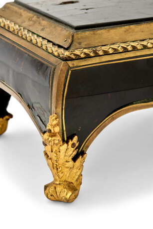 A PAIR OF LOUIS XIV ORMOLU AND BRASS-MOUNTED TORTOISESHELL AND EBONY STANDS - фото 5