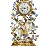 A LOUIS XV MEISSEN AND FRENCH PORCELAIN AND ORMOLU MANTEL CLOCK - Foto 1