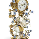 A LOUIS XV MEISSEN AND FRENCH PORCELAIN AND ORMOLU MANTEL CLOCK - Foto 2