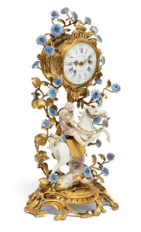 A LOUIS XV MEISSEN AND FRENCH PORCELAIN AND ORMOLU MANTEL CLOCK - фото 2